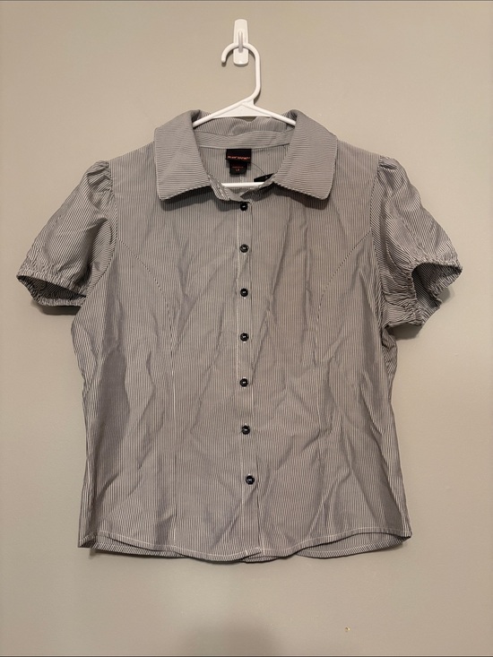 Hot Topic Tops - Hot Topic Short-Sleeve Pinstripe Dress Shirt